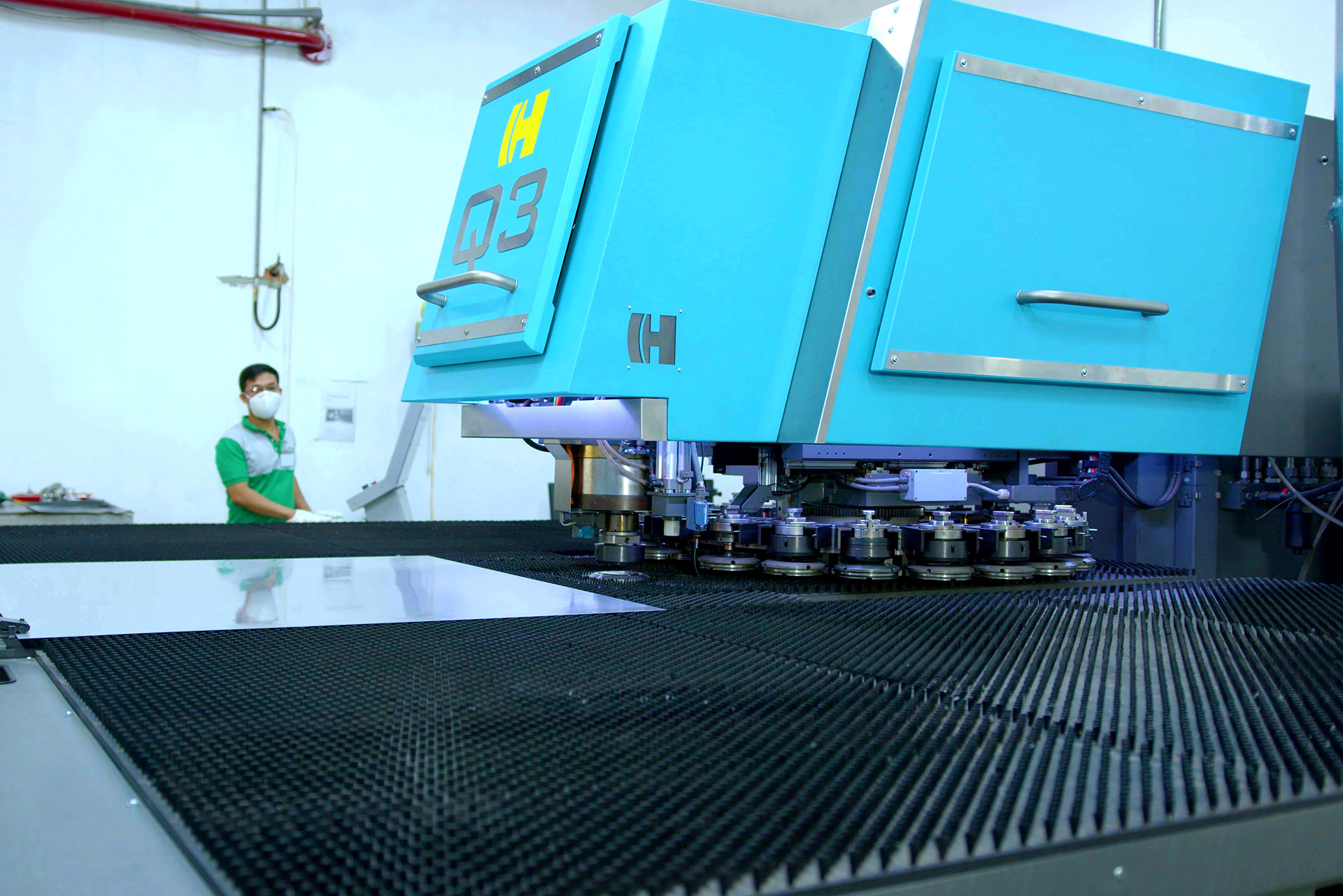 Máy đột kim loại tấm công nghệ cao tại nhà máy PARAMAX